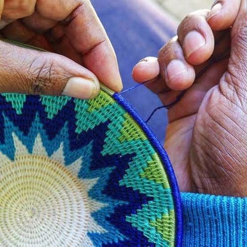 "كيف تدعم الحرفيين المحليين من خلال شراء منتجاتهم اليدوية"