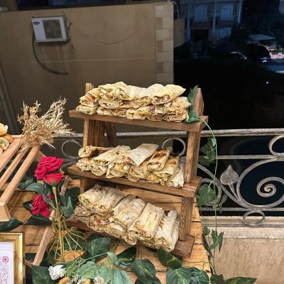 استاند علي شكل سلم متعدد الاستخدامات ويستخدم في تقديم الطعام في الايفنتات