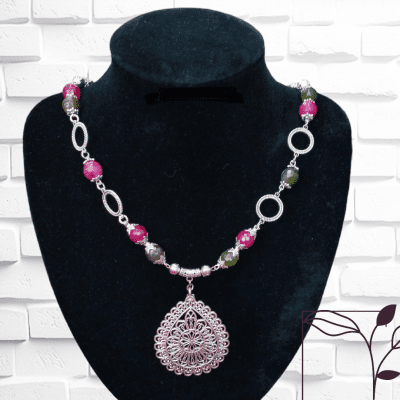 سلسله من حجر عقيق الوان 