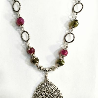 سلسله من حجر عقيق الوان 