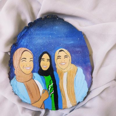 صمم صورتك انت و اصحابك علي جزع شجر 