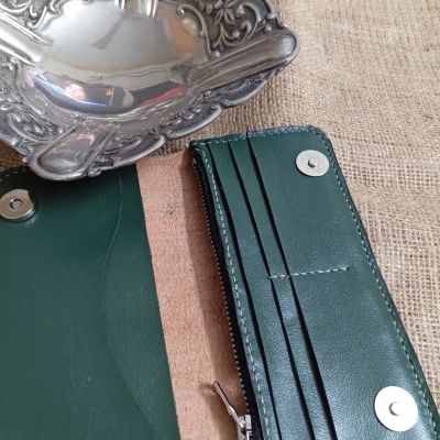 محفظه جلد طبيعي بحفر يدوي لون اخضر