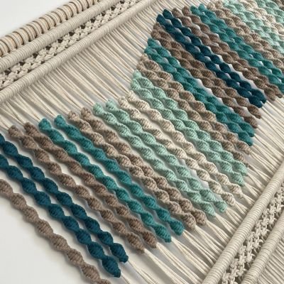 جدارية مكرمية ملونة