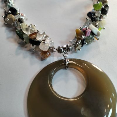  قلاده من كسر حجر عقيق الوان 