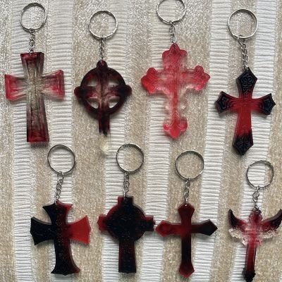 ميدالية من الريزن على شكل صليب 