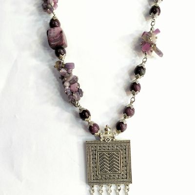 قلاده من حجر عقيق موف اللون