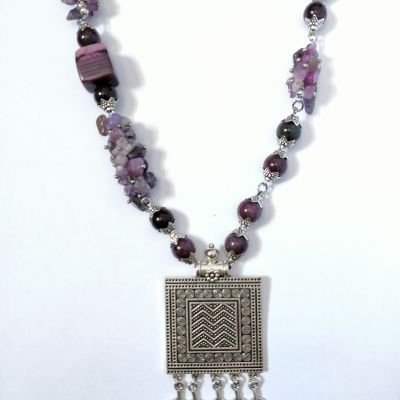 قلاده من حجر عقيق موف اللون