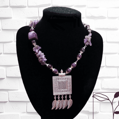 قلاده من حجر عقيق موف اللون