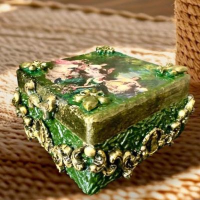 صندوق تذكار رعوي ذهبي