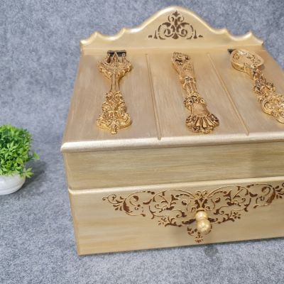 منظم لأدوات المائده