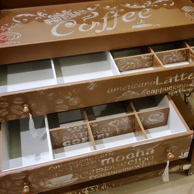 طاولة لركن القهوة