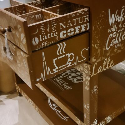 طاولة لركن القهوة