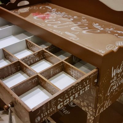 طاولة لركن القهوة