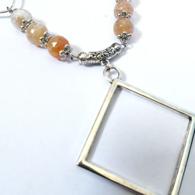 قلاده من حجر عقيق برتقالي اللون 