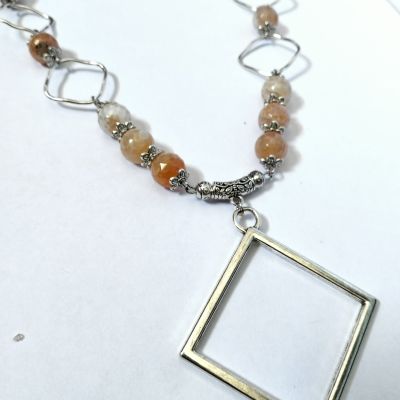 قلاده من حجر عقيق برتقالي اللون 