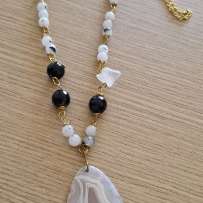 عقد هاندميد من أحجار العقيق الأسود مع عليقة من العقيق مع أحجار التورمالين الأبيض وحجرة من الكوارتز المطعمين بالنحاس 🖤🤍🖤