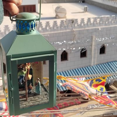 فانوس رمضان بداخله مشهد من شارع مصري فى رمضان 