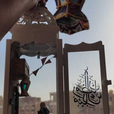 فانوس رمضان بداخله مشهد من شارع مصري فى رمضان 