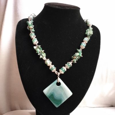 قلاده من حجر عقيق اخضر اللون