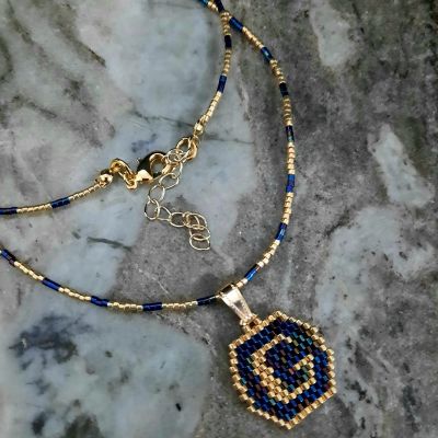 سلسال بتصميم حرف من خرز الميوكى