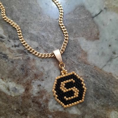 سلسال بتصميم حرف بالأسود والذهبى من خرز الميوكى