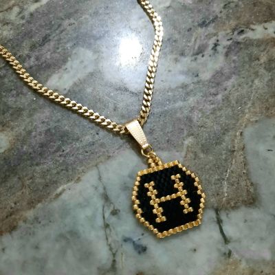 سلسال بتصميم حرف بالأسود والذهبى من خرز الميوكى