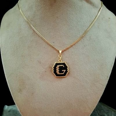 سلسال بتصميم حرف بالأسود والذهبى من خرز الميوكى