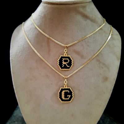 سلسال بتصميم حرف بالأسود والذهبى من خرز الميوكى