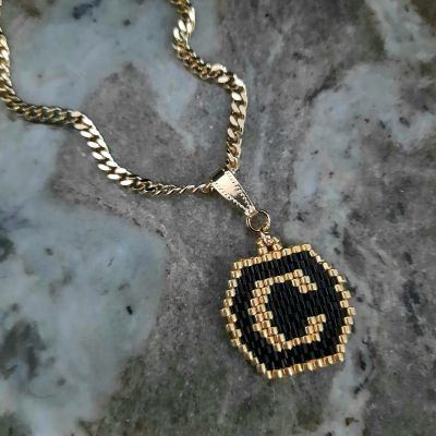 سلسال بتصميم حرف بالأسود والذهبى من خرز الميوكى