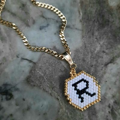 سلسال بتصميم حرف من خرز الميوكى