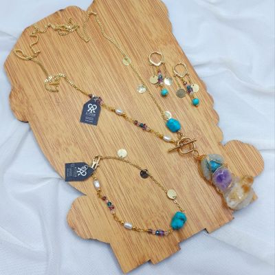 طقم سلسله وانسيال وحلق من احجار الكوارترز والفيروز 