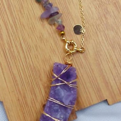 A necklace made of amethyst stones and natural pearls.