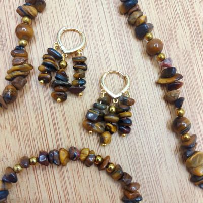A set consisting of a necklace, bracelet, and earrings made of Tiger's Eye stones.