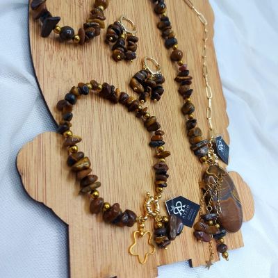A set consisting of a necklace, bracelet, and earrings made of Tiger's Eye stones.