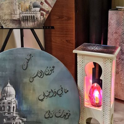 طاولة جانبية مع إضاءة