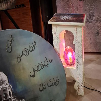 طاولة جانبية مع إضاءة