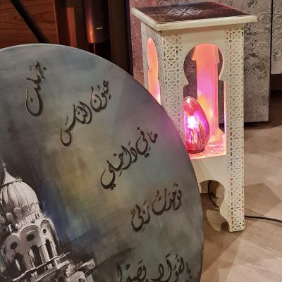 طاولة جانبية مع إضاءة