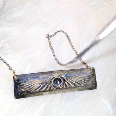 عقد من الخزف 