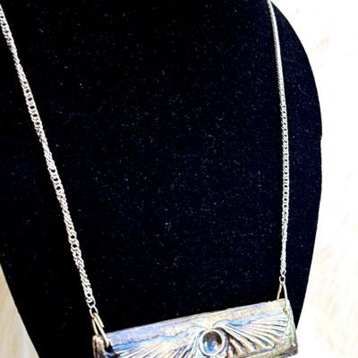 عقد من الخزف 