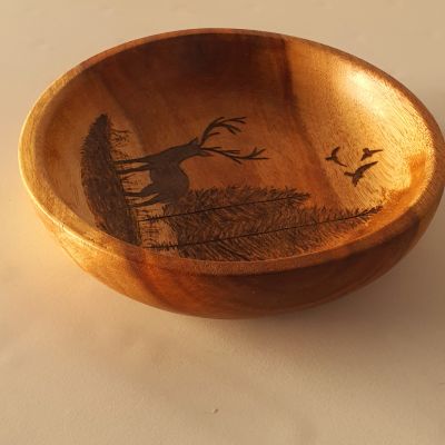 طبق الغزالة حرق يدوي على الخشب