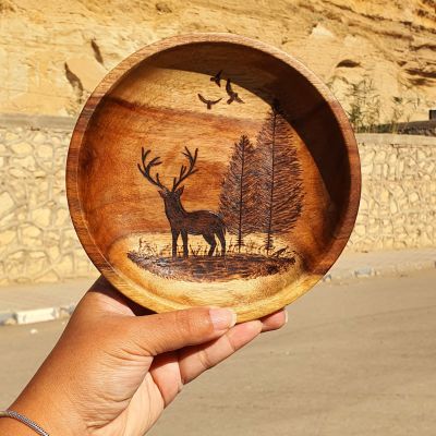 طبق الغزالة حرق يدوي على الخشب