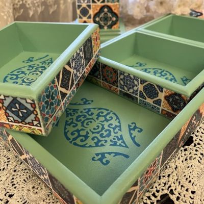 صينية للمكسرات بثلاث أطباق