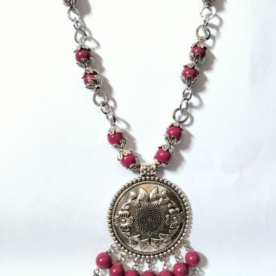 قلاده من حجر مرمر لون بينك 