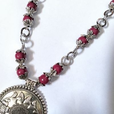 قلاده من حجر مرمر لون بينك 