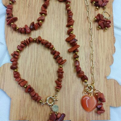 طقم عقد وحلق واسوره من كسر احجار العقيق