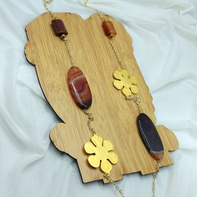 عقد من احجار العقيق والنحاس المطلى دهب