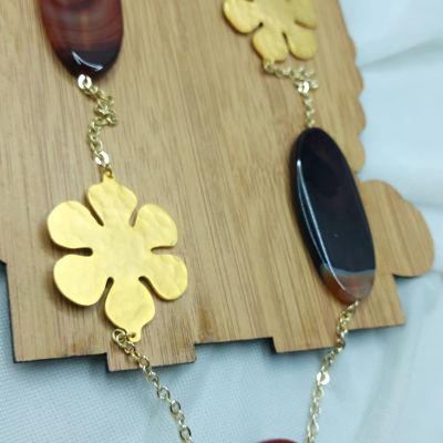 A necklace made of agate stones and gold-plated copper.