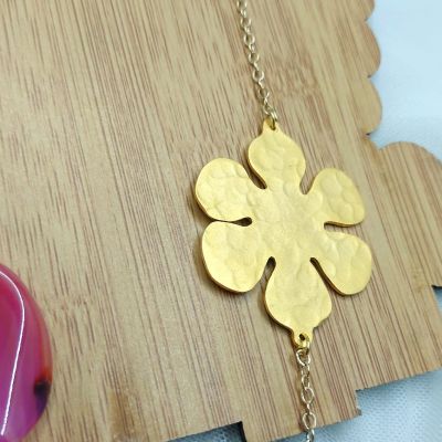 A necklace made of agate stones and gold-plated copper.