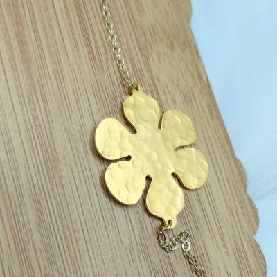 A necklace made of agate stones and gold-plated copper.