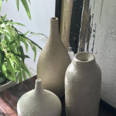 Set of three vases of different sizes 